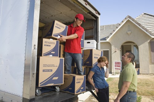 Removal truck suited to residential access and parking challenges